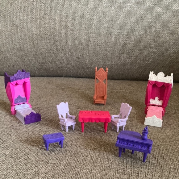 Disney Frozen 2 Pop Up Adventures Castle Playset with Furniture - Picture 10 of 11